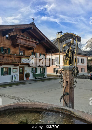 Aller, Autriche - mars 5, 2017 : une maison ("Gasthof Wilder Kaiser") à la place du village en allant qui est un célèbre lieu de la série TV allemande " Banque D'Images