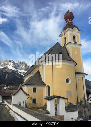 Petite église à going am Wilden Kaiser sur une après-midi d'hiver à partir de l'arrière Banque D'Images