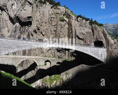 Teufelsbruecke et du Saint-Gothard, alpine Devil's road bridge and tunnel sur la rivière Reuss près de Andermatt ville suisse, Rocky Mountains landscape Banque D'Images