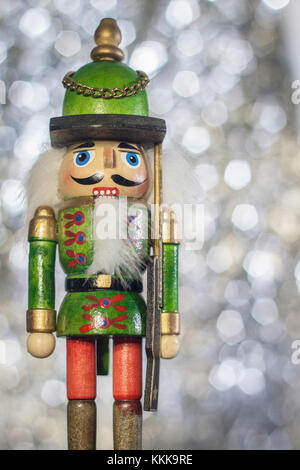 Fête traditionnelle Casse-noisette contre un bokeh d'argent. toile soldat noël nut cracker Banque D'Images