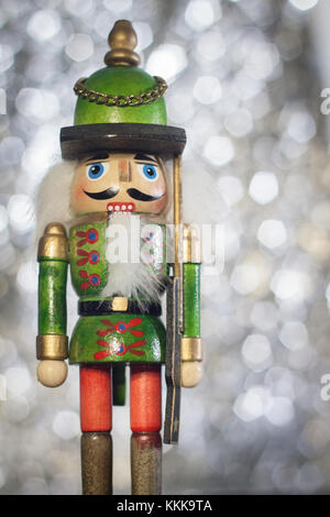 Fête traditionnelle Casse-noisette contre un bokeh d'argent. toile soldat noël nut cracker Banque D'Images