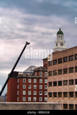 Syracuse, New York, USA. Le 30 novembre 2017. Grue de construction plus de Crouse Hospital à Syracuse, New York, avec une partie de la tour de l'horloge de Crouse Hospital Banque D'Images