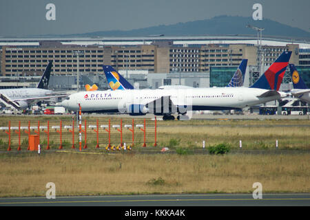 Francfort, Allemagne - May 09th, 2017 : gate et bâtiments du terminal à l'aéroport de Francfort avec varios avions en avant et à un jet de Delta Airlines prêt à décoller Banque D'Images