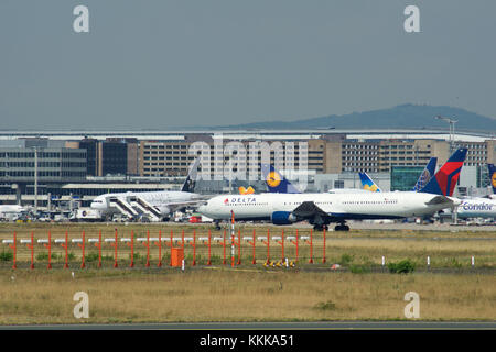 FRANCFORT, ALLEMAGNE - 09 juillet 2017 : bâtiments d'embarquement et de terminal de l'aéroport de Francfort avec des avions Varios devant et un Jet Delta Airlines prêt pour le décollage Banque D'Images