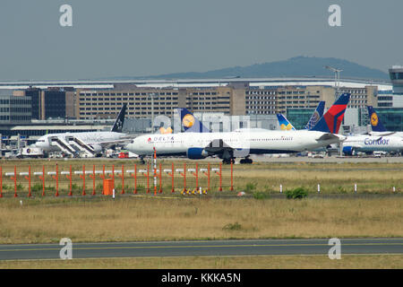 FRANCFORT, ALLEMAGNE - 09 juillet 2017 : bâtiments d'embarquement et de terminal de l'aéroport de Francfort avec des avions Varios devant et un Jet Delta Airlines prêt pour le décollage Banque D'Images