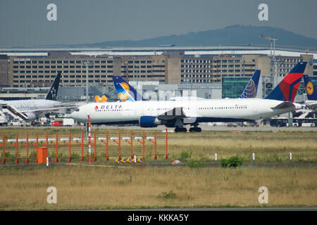 FRANCFORT, ALLEMAGNE - 09 juillet 2017 : bâtiments d'embarquement et de terminal de l'aéroport de Francfort avec des avions Varios devant et un Jet Delta Airlines prêt pour le décollage Banque D'Images