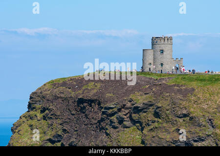 Les falaises de Moher et O'Brien's Tower, comté de Clare, Irlande Banque D'Images