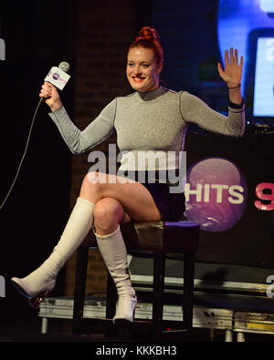 FORT LAUDERDALE FL - 23 SEPTEMBRE : Caroline Hjelt et Aino Jawo de Icona Pop backstage posent pendant 97,3 séances Hit à révolution sur Septembre, 2015 à Fort Lauderdale, Floride Personnes : Caroline Hjelt Banque D'Images