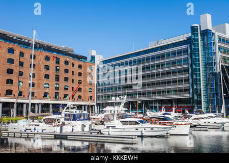 L'Angleterre, Londres, Wapping, St Katharine Docks, International House et le Tower Bridge House Banque D'Images