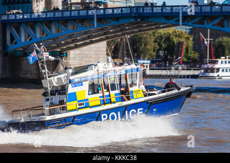 L'Angleterre, Londres, Metropolitan Police Bateau de vitesse sur Tamise Banque D'Images