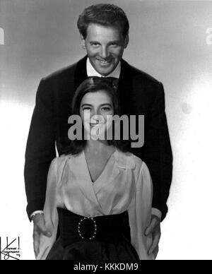 Portrait de l'actrice Marisa Pavan et de l'acteur Jean-Pierre Aumont de 1965, capturé à une époque où tous deux étaient actifs dans l'industrie cinématographique, connus pour leurs rôles dans le cinéma européen. Banque D'Images