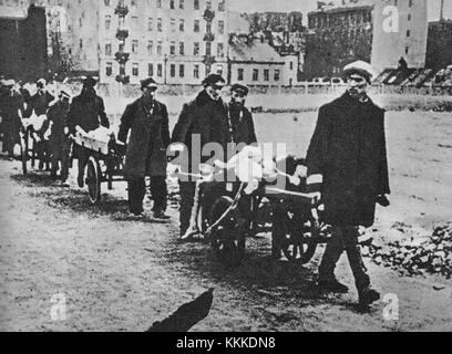 Cette photographie représente le sombre transfert du défunt du ghetto de Varsovie en août 1941, pendant l'occupation nazie. Il fait partie des événements historiques entourant l'Holocauste, reflétant les pertes tragiques en vies humaines et les atrocités commises contre le peuple juif à Varsovie. Banque D'Images