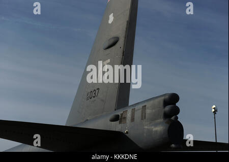 Un B-52H Stratofortress siège à Minot Air Force Base, N.D., le 31 octobre 2017, au cours de l'effort global Thunder 18. Des exercices comme Thunder mondial impliquent une vaste planification et coordination d'offrir des possibilités de formation pour les unités affectées et des forces. Commandement des forces stratégiques américaines sont sous surveillance 24 heures par jour, sept jours par semaine, de conduite d'opérations pour dissuader et détecter une attaque stratégique contre les États-Unis et nos alliés. (U.S. Air Force photo par Navigant de première classe Jessica Weissman) Banque D'Images