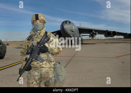 Reinaldo Navigant de première classe Velez-Nazario, 5e Escadron des Forces de sécurité membre de la force de réaction, monte la garde à Minot Air Force Base, N.D., le 31 octobre 2017, au cours de 18 Global Thunder. Des exercices comme Thunder mondial impliquent une vaste planification et coordination d'offrir des possibilités de formation pour les unités affectées et des forces. (U.S. Air Force photo par Navigant de première classe Jessica Weissman) Banque D'Images