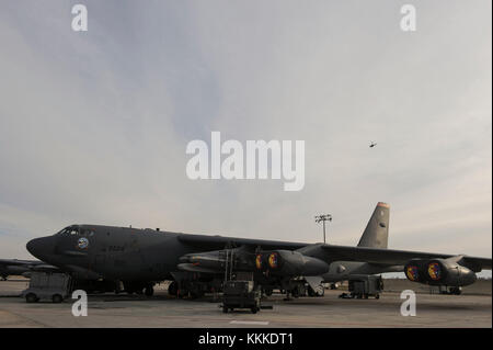 Un B-52H Stratofortress siège à Minot Air Force Base, N.D., le 31 octobre 2017, au cours de l'effort global Thunder 18. Des exercices comme Thunder mondial impliquent une vaste planification et coordination d'offrir des possibilités de formation pour les unités affectées et des forces. (U.S. Air Force photo par Navigant de première classe Jessica Weissman) Banque D'Images