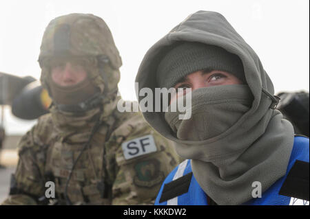 (De gauche) d'un membre de la 1re classe Blake Orge, 5e Escadron des Forces de sécurité, membre de la force de réaction et A1C Robert Conley, 5e Escadron de maintenance des aéronefs, chef d'équipage montent la garde à Minot Air Force Base, N.D., le 31 octobre 2017, au cours de l'effort global Thunder 18. Thunder mondial annuel est un exercice de commandement et de contrôle destinés à former les forces du Commandement stratégique des États-Unis et d'évaluer l'état de préparation opérationnelle commune. (U.S. Air Force photo par Navigant de première classe Jessica Weissman) Banque D'Images