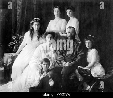 Les Romanov, la dernière famille royale de Russie, sont représentés sur cette photographie prise vers 1914. L'image comprend le tsar Nicolas II, la reine Alexandra, leurs enfants et leurs proches. C’est un rappel poignant de la monarchie russe avant la révolution. Banque D'Images