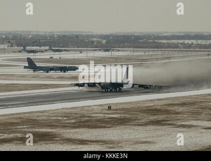 B-52H Stratofortresses affecté à Air Force Global Strike Command (AFGSC) taxi sur la piste à Minot Air Force Base, N.D., 4 novembre 2017, au cours de l'effort global Thunder 18. Thunder est un exercice global de commandement et de contrôle annuel et de terrain destinés à former les forces du Ministère de la défense et d'évaluer l'état de préparation opérationnelle commune dans tous les domaines de la mission de l'USSTRATCOM, avec un accent particulier sur l'état de préparation nucléaire. (U.S. Air Force photo par Navigant de première classe Jessica Weissman) Banque D'Images