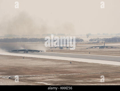 B-52H Stratofortresses affecté à Air Force Global Strike Command (AFGSC) taxi sur la piste à Minot Air Force Base, N.D., 4 novembre 2017, au cours de l'effort global Thunder 18. Le Thunder est une formation inestimable possibilité d'exercer toutes les zones de mission Commande Stratégique et créer les conditions d'une dissuasion stratégique contre une variété de menaces. (U.S. Air Force photo par Navigant de première classe Jessica Weissman) Banque D'Images