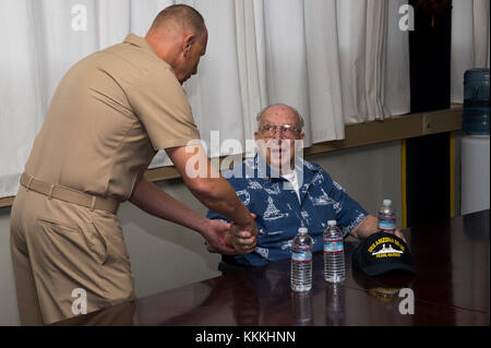 La Marine américaine Master Chief Petty Officer Michael Roberts, à gauche, donne une pièce de Lauren Bruner, centre, un ancien combattant de la Marine américaine, lors de sa visite au Marine Corps Base Camp Pendleton, en Californie, le 15 novembre 2017.Bruner a visité la base de parler comme l'un des derniers survivants du navire USS Arizona au cours de l'attaque de Pearl Harbor. (U.S. Marine Corps photo par le Sgt. Alexander S. Norred) Banque D'Images