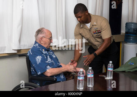 Lauren Bruner, centre, un ancien combattant de la Marine américaine, reçoit une médaille à l'occasion de son séjour au Marine Corps Base Camp Pendleton, en Californie, le 15 novembre 2017. Bruner a visité la base de parler comme l'un des derniers survivants du navire USS Arizona au cours de l'attaque de Pearl Harbor. (U.S. Marine Corps photo par le Sgt. Alexander S. Norred) Banque D'Images