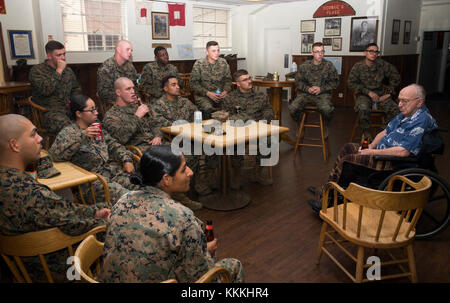 Lauren Bruner, droite, un ancien combattant de la Marine américaine, parle aux Marines des États-Unis, avec 1 Division de marines, au Marine Corps Base Camp Pendleton, en Californie, le 15 novembre 2017. Bruner a visité la base de parler comme l'un des derniers survivants du navire USS Arizona au cours de l'attaque de Pearl Harbor. (U.S. Marine Corps photo par le Sgt. Alexander S. Norred) Banque D'Images