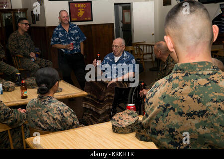 Lauren Bruner, centre, un ancien combattant de la Marine américaine, parle aux Marines des États-Unis, avec 1 Division de marines, au Marine Corps Base Camp Pendleton, en Californie, le 15 novembre 2017. Bruner a visité la base de parler comme l'un des derniers survivants du navire USS Arizona au cours de l'attaque de Pearl Harbor. (U.S. Marine Corps photo par le Sgt. Alexander S. Norred) Banque D'Images