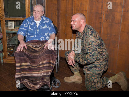 Le colonel du Corps des Marines américain Carlos Urbina, droite, le commandant du bataillon de l'Administration centrale, 1 Division de marines, et Lauren Bruner, un ancien combattant de la Marine américaine, durant la visite à Bruner Marine Corps Base Camp Pendleton, en Californie, le 15 novembre 2017. Bruner a visité la base de parler comme l'un des derniers survivants du navire USS Arizona au cours de l'attaque de Pearl Harbor. (U.S. Marine Corps photo par le Sgt. Alexander S. Norred) Banque D'Images