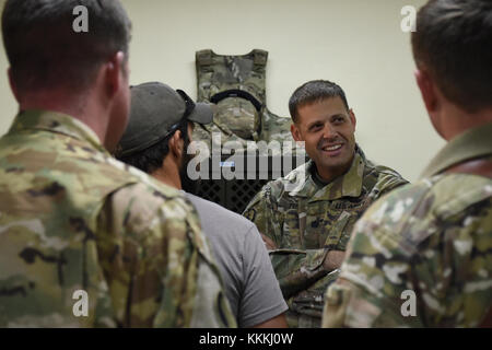 Le Lieutenant-colonel de l'armée américaine Brian Pipkin, commandant du Groupe de travail, s'est rendu aux États-Unis Marauder des soldats de l'Armée avec l'appui de l'aviation TF Marauder fournissant à la masse des troupes dans l'ouest de l'Afghanistan 10-22 novembre 2017, dans le cadre d'un comité consultatif de la Force expéditionnaire du paquet. TF Marauder a fourni le transport aérien, l'évacuation médicale, de la montre, et l'avant d'armement et d'essence de la paix pour la former, conseiller, aider l'Ouest - Commande d'aider avec les missions de la région. Marauder Task Force se compose de soldats de la Garde nationale de Caroline du Sud, l'Illinois, l'Iowa de la Garde nationale La Garde nationale, ainsi que le service actif co Banque D'Images