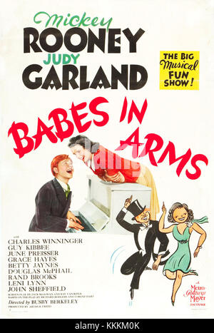 *Babes in Arms* (1937) est un film musical réalisé par Busby Berkeley, mettant en vedette Mickey Rooney et Judy Garland. Le film suit deux adolescents qui forment un numéro de vaudeville pour soutenir leurs rêves théâtraux. Banque D'Images