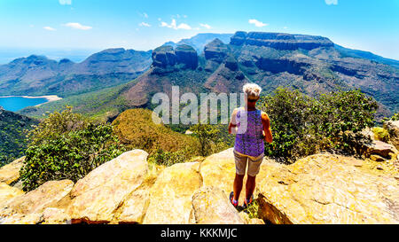 Femme de haut niveau jouissant de la vue sur le canyon de Blyde River et le barrage de Blyde River depuis le point de vue des trois Rondavels à Mpumalanga, en Afrique du Sud Banque D'Images