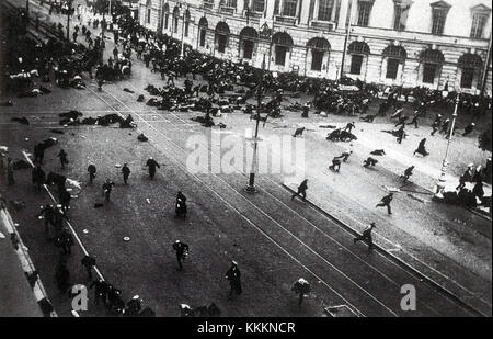 L'émeute du 4 juillet 1917 sur Nevsky Prospekt à Petrograd (aujourd'hui Pétersbourg) fut un moment clé de la Révolution russe. Elle a été marquée par des troubles publics et des manifestations contre le gouvernement provisoire, contribuant aux mouvements révolutionnaires en Russie. Banque D'Images
