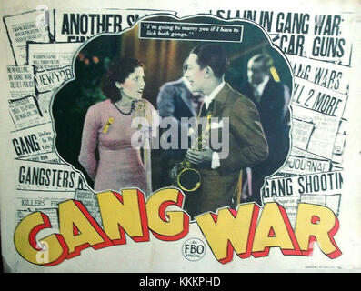 Une carte de lobby du film « Gang War », présentant une scène ou une image promotionnelle de ce film de gangsters des années 1930. Le film, qui se déroule dans le monde criminel, présente des actions dramatiques et décrit la montée du crime organisé. Banque D'Images