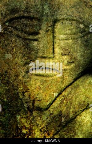 Cimetière de Caldragh, Boa Island, Lower Lough Erne, Irlande. Face ouest Janus Stone double face. Sculpture préhistorique celtique. Une fecondite Sheela na gig Banque D'Images