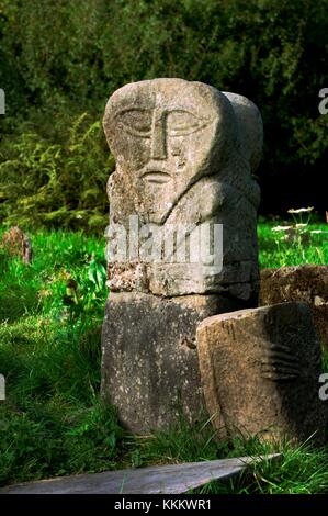 Cimetière de Caldragh, Boa Island, Lower Lough Erne, Irlande. Face ouest Janus Stone double face. Sculpture préhistorique celtique. Une fecondite Sheela na gig Banque D'Images