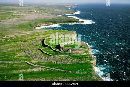 Dun Aenghus Celtique antique stone fort haut sur les falaises de l'Inishmore, la plus grande des îles d'Aran, dans le comté de Galway, Irlande. Banque D'Images