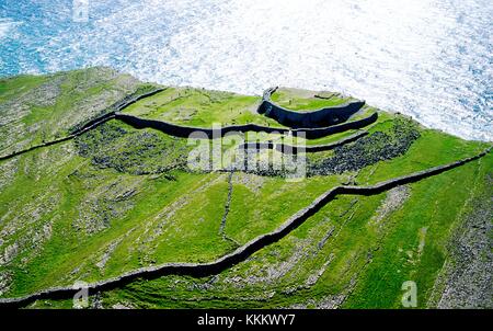 Dun aenghus celtique antique stone fort haut sur les falaises de l'inishmore, la plus grande des îles d'Aran, dans le comté de Galway, Irlande. Banque D'Images