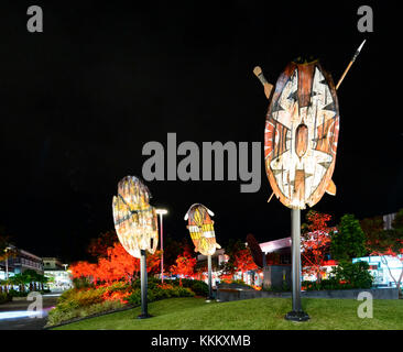 L'Art autochtone allumé à la nuit dans la région de Shields Street, Cairns, Far North Queensland, FNQ, France Banque D'Images