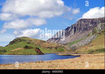 Llyn y Dywarchen est un petit lac glaciaire dans le parc national de Snowdonia. Le lac, qui comprend une petite île, est riche en mythes et légendes. Banque D'Images