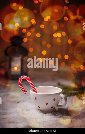 Bonbons rayés de noël en tasse de thé sur fond de fête Banque D'Images