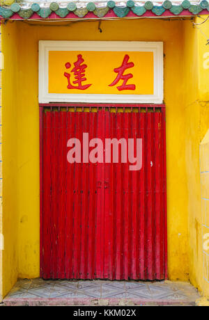 Porte du temple chinois dans le delta du Mékong, sud du Vietnam. Banque D'Images