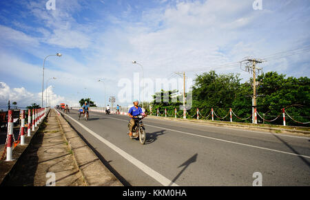 Can Tho, Vietnam - Aug 8, 2016. personnes équitation moto sur rue à Can Tho, Viet Nam du Sud. Can Tho est la quatrième plus grande ville au Vietnam, et le Banque D'Images