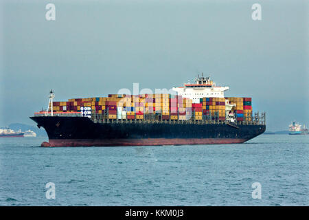 Conteneur chargé à l'approche des navires de ravitaillement,port,la charge de déchargement de la cargaison, navire marchand maritime,marine,maritime,photos,pradeep subramanian Banque D'Images