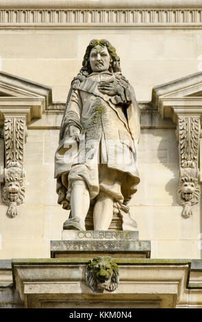 Paris, France. Palais du Louvre. Statue dans la cour Napoléon : Jean-Baptiste Colbert (1619 - 1683) homme politique français, ministre des Finances du Roi... Banque D'Images