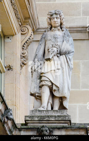 Paris, France. Palais du Louvre. Statue dans la cour Napoléon : Jean de La Fontaine (1621 - 1695) poète et fabuliste français Banque D'Images