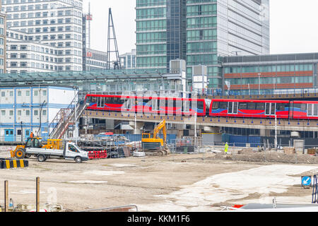 Site de construction dans la région de Canary Wharf à Londres avec les trains arrivant gare Banque D'Images