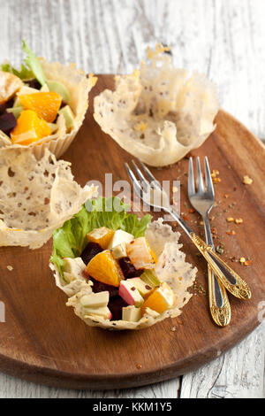 Tartelette fromage salade de fruits en servi sur planche à découper en bois Banque D'Images