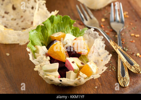Tartelette fromage salade de fruits en servi sur planche à découper en bois Banque D'Images