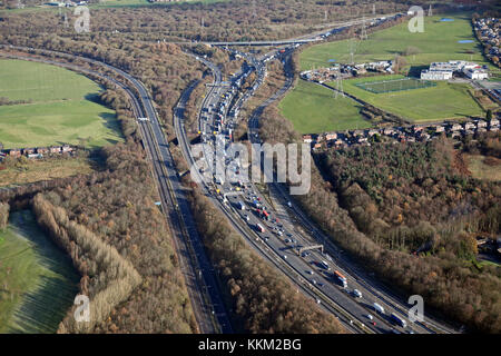 Vue aérienne de trafic où le M61 répond à la M60 à Wardley près de Bolton, UK Banque D'Images