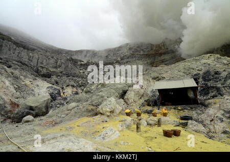 La mine de soufre dans la région de kawah ijen près de banyuwangi, est de java - Indonésie. La fumée est toxique de gaz de dioxyde de soufre se fait entendre dans le cratère du volcan. Banque D'Images